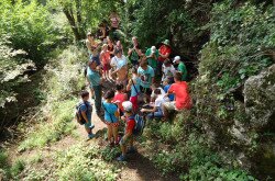 An der Mündung der Höhle (Likas-kő), Waldschule Tour