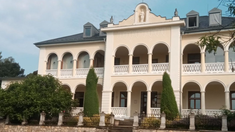 Kapcsolat, szervezet, vezetők