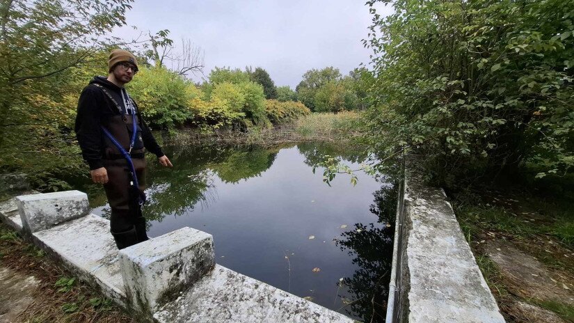 Bányai Zsombor az egykori fürdő medencéjénél