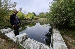 Bányai Zsombor az egykori fürdő medencéjénél