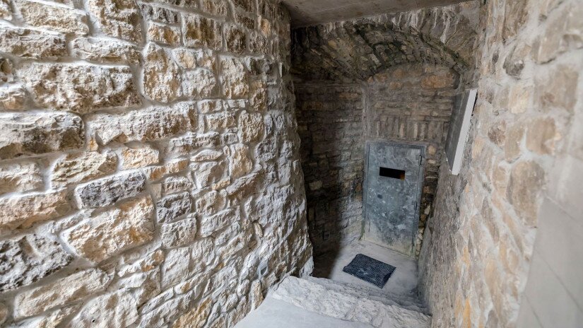 slidebg4 Lóczy-barlang bejárata