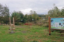 Új játszóeszközök és táblák a kertben